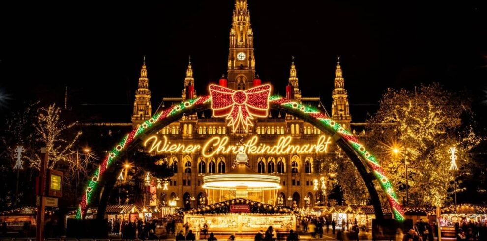 vienna-christmas-markets-guide-vienna-christmas-market-night-crowds